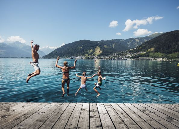 badespass-am-zeller-see-water-fun-at-lake-zell-c-zell-am-see-kaprun-tourismus-original-1