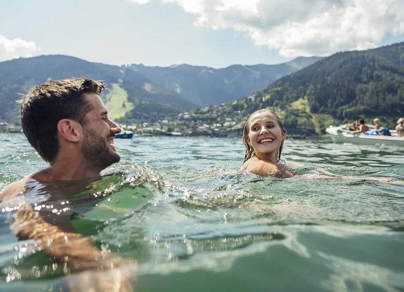 badespass-im-glasklaren-zeller-see-swimming-fun-in-the-crystal-clear-lake-zell-c-zell-am-see-kaprun-tourismus-original-10-2