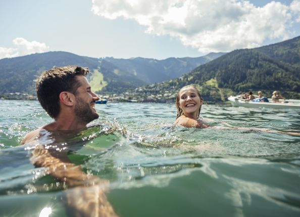 badespass-im-glasklaren-zeller-see-swimming-fun-in-the-crystal-clear-lake-zell-c-zell-am-see-kaprun-tourismus-original-18