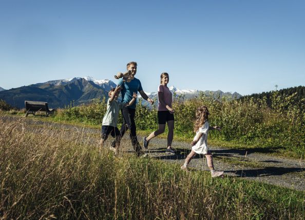 familienwanderung-family-hike-c-zell-am-see-kaprun-tourismus-1-original-1