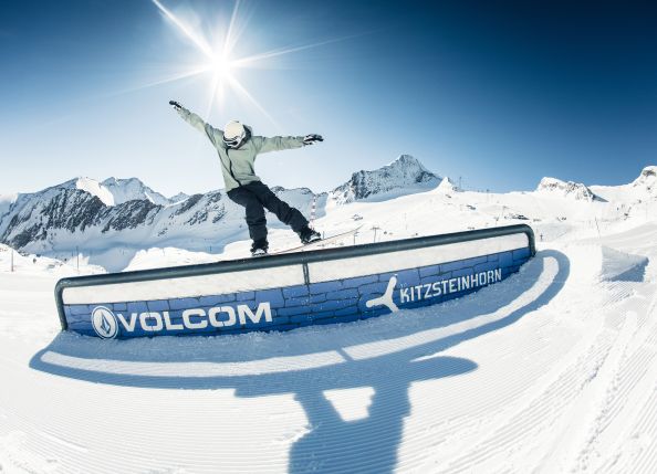 freestyle-action-in-drei-snowparks-und-einer-superpipe-am-kitzsteinhorn-copyright-kitzsteinhorn-1