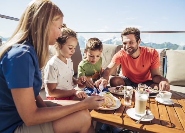 kaffee-und-kuchen-am-berg-coffee-cake-break-on-the-mountain-c-zell-am-see-kaprun-tourismus-original-1