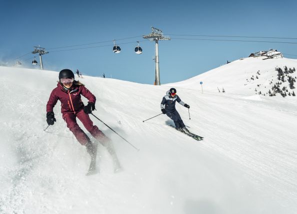 paerchen-beim-skifahren-auf-der-schmittenhohe-couple-skiing-at-schmittenhohe-c-zell-am-see-kaprun-tourismus-original-1