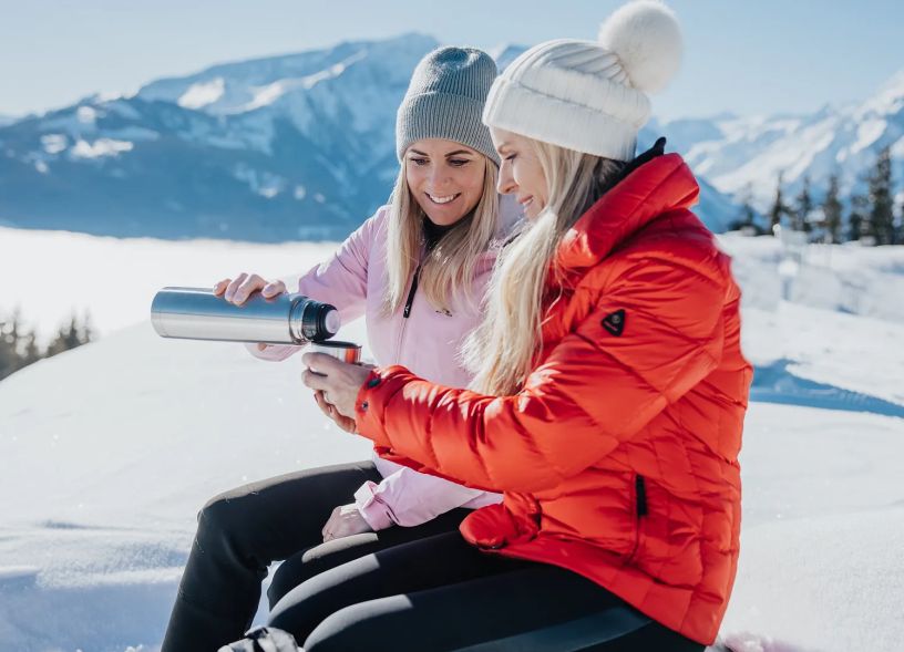 pause-beim-winterwandern-auf-der-schmittenhoehe-break-during-winter-hiking-on-the-schmittenhoehe-c-zell-am-see-kaprun-tourismus-original-1