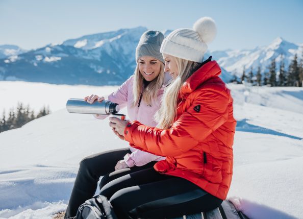 pause-beim-winterwandern-auf-der-schmittenhoehe-break-during-winter-hiking-on-the-schmittenhoehe-c-zell-am-see-kaprun-tourismus-original-13