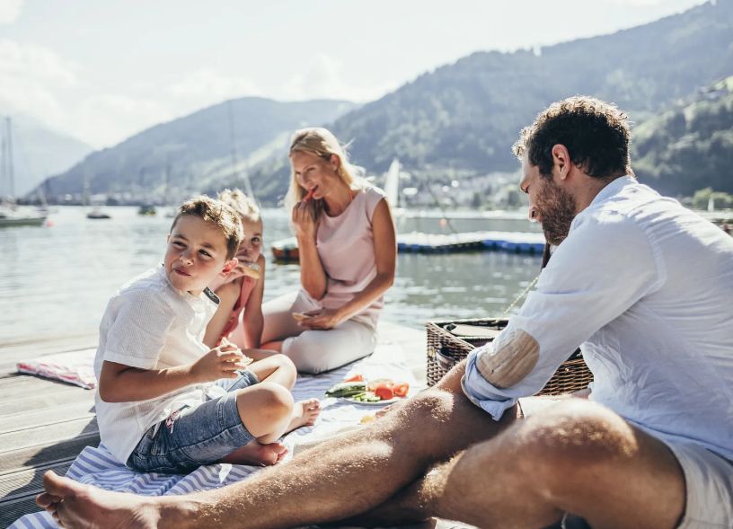 picknick-mit-der-ganzen-familie-am-zeller-see-picnic-at-lake-zell-with-the-whole-family-c-zell-am-see-kaprun-tourismus-original-24-2