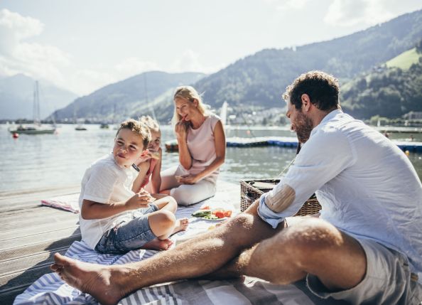 picknick-mit-der-ganzen-familie-am-zeller-see-picnic-at-lake-zell-with-the-whole-family-c-zell-am-see-kaprun-tourismus-original-31