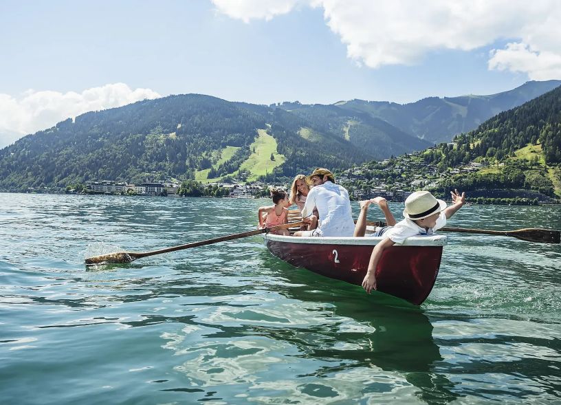 ruderboot-ausflug-am-zeller-see-mit-der-ganzen-familie-rowing-boat-tour-on-lake-zell-with-the-whole-family-c-zell-am-see-kaprun-tourismus-original-6-2