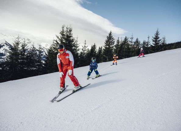 skilehrer-mit-kids-ski-instructor-with-kids-c-zell-am-see-kaprun-tourismus-original-1