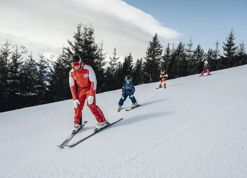 skilehrer-mit-kids-ski-instructor-with-kids-c-zell-am-see-kaprun-tourismus-original-11-2