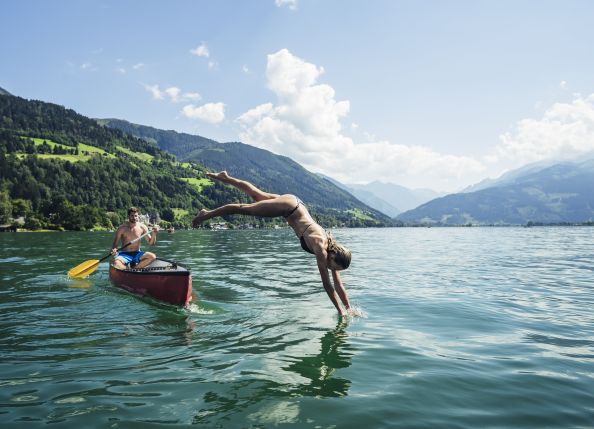 sprung-in-den-glasklaren-zeller-see-jump-into-the-crystal-clear-lake-zell-c-zell-am-see-kaprun-tourismus-original-1