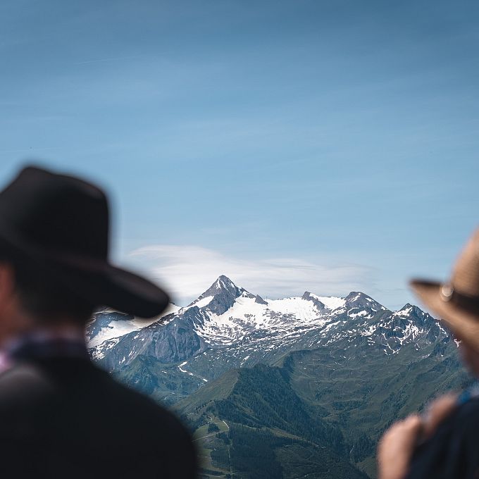 line-dance-mit-ausblick-auf-das-kitzsteinhorn