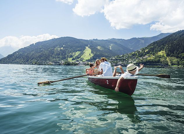 ruderboot-ausflug-am-zeller-see-mit-der-ganzen-familie-rowing-boat-tour-on-lake-zell-with-the-whole-family-c-zell-am-see-kaprun-tourismus-3